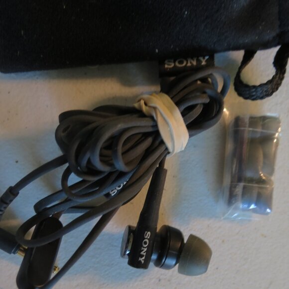 Authentic Sony Bass Boost Wired Earbuds with new earbud tips and carry bag - Picture 1 of 4